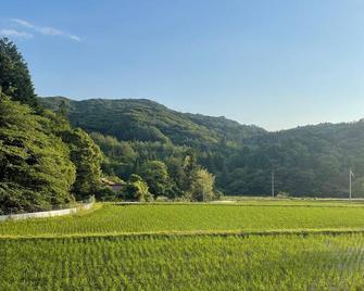 A 45-year-old private home with a family of five and two small dogs, located in a rich natural setting. - 山口市 - 建筑