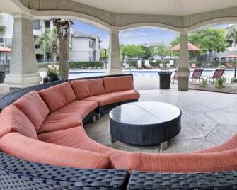 Luxury Executive Condo Exceptional Location !!! - 联盟市 - 露台