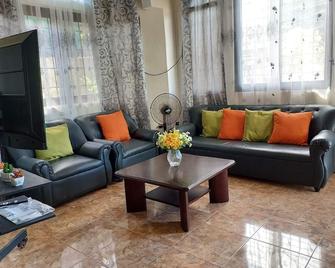GemHouse-12 min to the beach with nearby restaurant , malls & tourist attraction - 达特 - 客厅