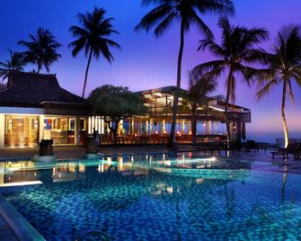 Candidasa Ocean Front Resort - Family Room 3 - 曼吉斯 - 游泳池