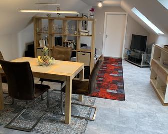 Ferienwohnung Sunny - Moderne Ferienwohnung im Grünen in Saarbrücken-West - 萨尔布吕肯 - 餐厅