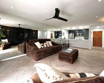 Modern Hamilton Cove Villa w/golf cart - 阿瓦隆 - 客厅