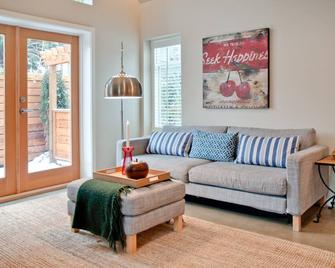 Top Vancouver rental, Avalon Coach House in Kitsilano - 温哥华 - 客厅