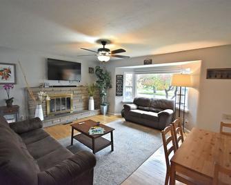 Stunning Sugarhouse Home- Near Mtns & Downtown Slc. Dog Friendly! - 盐湖城 - 客厅