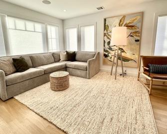 Walk to the Village! Charming modern beachhouse - Westhampton Beach - 客厅