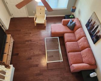 Beautiful University Townhome - 夏洛特 - 客厅