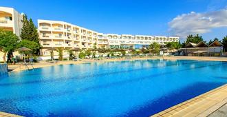 主权海滩酒店 - 卡达麦纳 - 游泳池