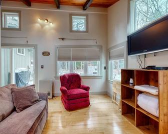 Covered Bridge Chalet - 格伦 - 客厅