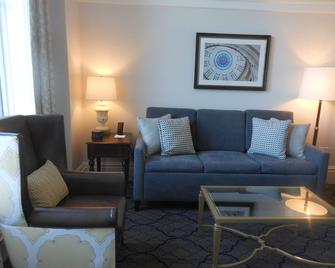 Condo available for Boston Marathon Week and April Vacation Week - 波士顿 - 客厅