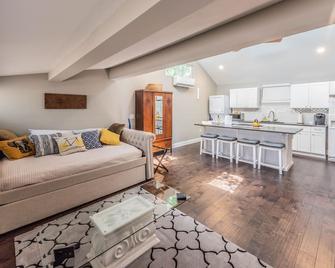 Midtown Backyard Guest House Studio - 圣安东尼奥 - 客厅