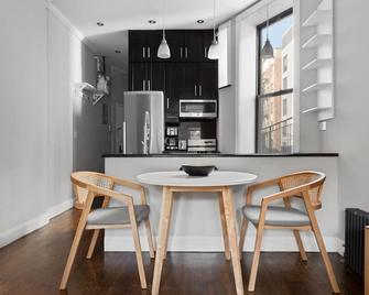 Gorgeous LES 2BR w/ Private Balcony & W/D, nr Park, by Blueground - 纽约 - 餐馆
