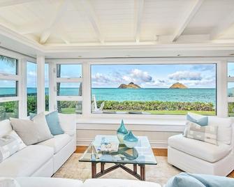Lanikai Seashore by Gather: Oceanfront Home w/ Mokulua Views, AC & Lush Yard - 凯卢阿 - 客厅