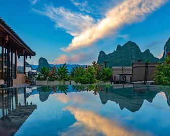 阳朔山水谣酒店（免费阳朔站接送） - 桂林 - 游泳池