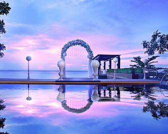 巴里巴伴金色郁金香套房酒店 - 巴厘巴板 - 游泳池