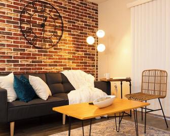 Stylish Serenity: Your Central Peace Zone! - 盖恩斯维尔 - 客厅