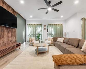 Trinity Oasis 4 Bedrooms Hot Tub - 达拉斯 - 客厅