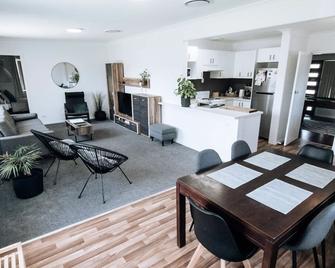 Stylish home with hot tub and ping pong table! - 辛格尔顿 - 餐厅