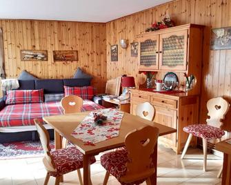 Sella Ronda Apartment - 坎皮特罗-迪法萨 - 餐厅