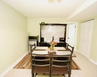 Adorable Spacious Inn with Indoor fireplace - 金斯顿 - 餐馆
