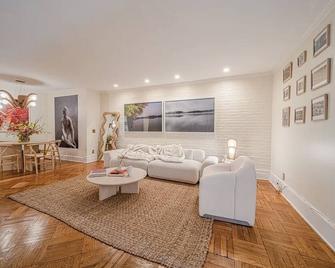 Modern Danish Retreat - 纽约 - 客厅