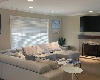 Luxury Golf Course Home steps from The Rancho Bernardo Inn! - 圣地亚哥 - 客厅