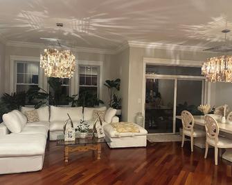 2 bedroom condo in North Kenwood Hyde Park with elevator. - 芝加哥 - 客厅