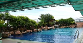 嘉逸豪庭酒店 - 米里 - 游泳池
