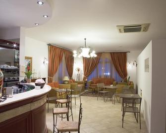 里帕花园酒店 - 维耶斯泰 - 餐馆