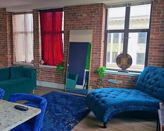 Exclusive Downtown Condo\nSecure Entry High Rise! - 杰克逊维尔 - 客厅