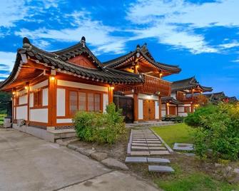 庆洲新罗韩屋酒店 - 庆州 - 建筑