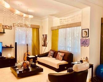 Modern Vibrant Living (Heart of Maadi Degla) - 开罗 - 客厅