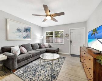 Lovely 1 bedroom - Just Beachy by PMI - 劳德代尔堡 - 客厅