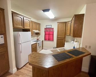 Full house near Yosemite National Park, with spacious rooms and Mountain views. - 科尔特维尔 - 厨房