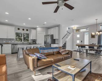 Modern Home with pool downtown (30 day plus) - 奥斯汀 - 客厅
