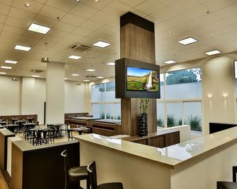 斯拉维耶罗酒店斯里姆库亚巴机场酒店 - 库亚巴 - 柜台