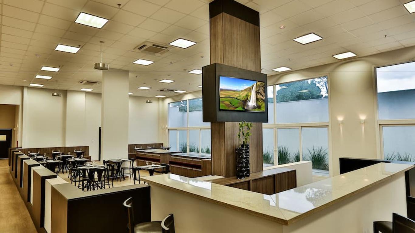 斯拉维耶罗酒店斯里姆库亚巴机场酒店
