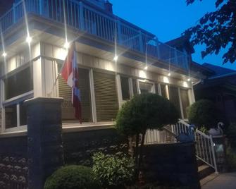 Premier Suite at Stratford's Ambassador Inn Next Door - 斯特拉特福(安大略省) - 建筑