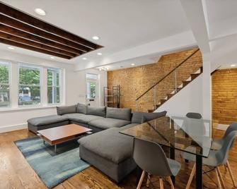 Huge 6 Queen Bed home with two decks & Parking - 华盛顿 - 客厅