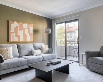 Nice Rancho Penasquitos 1BR w/ Pool & Gym, nr Bars & Shops, by Blueground - 圣地亚哥 - 客厅