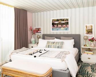 \'Marilyn's Secret!\' -- King Bed, 2 Bathrooms/Walk to Town, Shops & Dining - 棕榈泉 - 睡房
