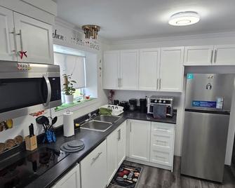Flyaway Retreat 2 Bedroom Unit St John's NL - 圣约翰斯 - 厨房