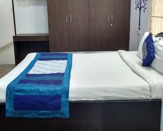 Single Room Hitech Shilparamam Guest House - 海得拉巴 - 睡房