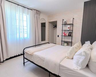 Fun 4Bd Poolside House with Games Sleeps 10 - 劳德代尔堡 - 睡房