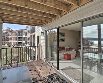 Lake Ozark Condo with Pool and Fishing Docks! - 奥沙克湖 - 阳台