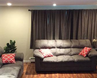 Beautiful, Midtown location, near bike trail and has 2 living rooms - 安克雷奇 - 客厅