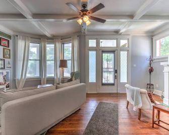 1 · Elegant Colonial with Lovely Details & Character! - 孟菲斯 - 客厅