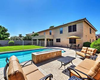 Spacious Litchfield Park Home with Yard, Heated Pool - 利奇菲尔德帕克 - 游泳池