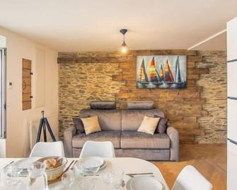 Apartment Le point du jour 1 by Interhome - 康卡勒 - 餐厅
