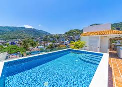 特雷斯玛丽亚斯奢华套房酒店 - 仅供成人入住 - 巴亚尔塔港 - 游泳池