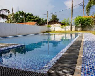 Varinias Beach Villa - 尼甘布 - 游泳池